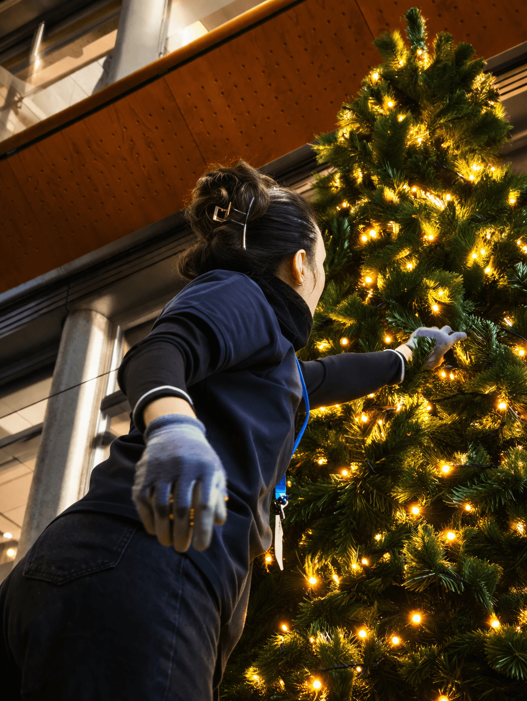 Instalación profesional de árbol de Navidad para empresa