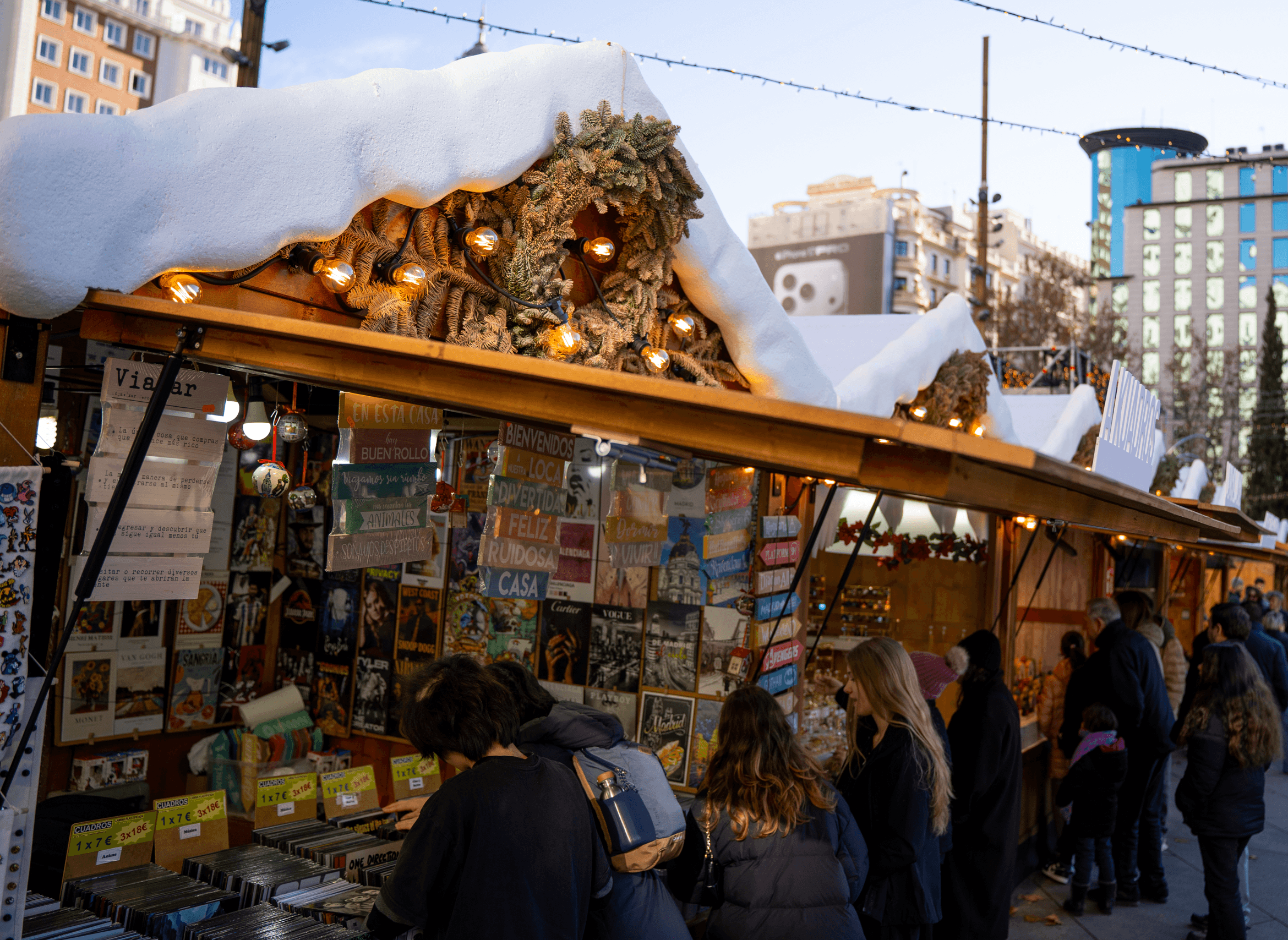 Plaza temática y elementos centrales en mercadillo navideño